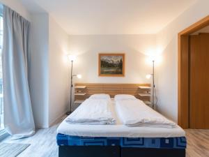 łóżko w pokoju z dwoma światłami w obiekcie Apartment IVA by Interhome w mieście Bad Hofgastein