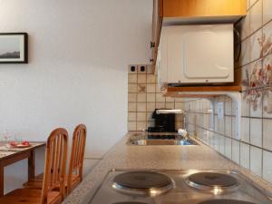 Kuchyň nebo kuchyňský kout v ubytování Apartment Victoria 1 B1 by Interhome