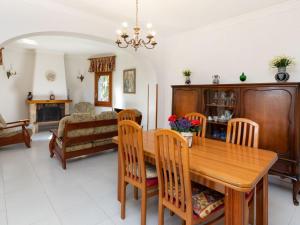 Posedenie v ubytovaní Villa Masboquera by Interhome