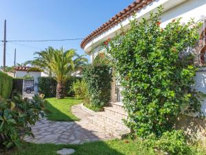 Vonkajšia záhrada v ubytovaní Villa Masboquera by Interhome
