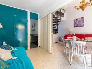 - un salon avec un lit et une salle à manger dans l'établissement Holiday Home Villas Plein Soleil 1 by Interhome, à La Grande Motte