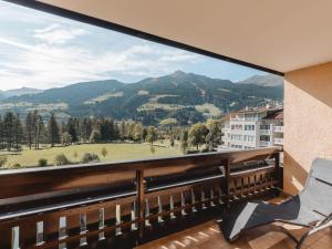 un balcone con vista su una montagna di Apartment Rose by Interhome a Bad Hofgastein