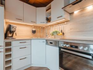 een keuken met witte kasten, een wastafel en een oven bij Apartment Anna-Katharina by Interhome in Bad Hofgastein