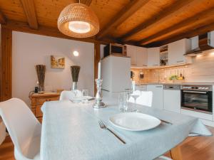 een keuken met een tafel en een wastafel bij Apartment Anna-Katharina by Interhome in Bad Hofgastein
