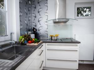 Η κουζίνα ή μικρή κουζίνα στο Holiday Home Kegelrobbe by Interhome