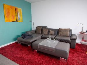 ein Wohnzimmer mit einem Sofa und einem Tisch in der Unterkunft Holiday Home Kegelrobbe by Interhome in Norddeich