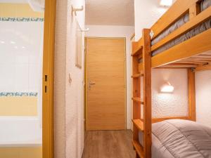 une petite chambre avec un lit superposé et une salle de bain dans l'établissement Apartment Boëdette 109 A by Interhome, aux Menuires
