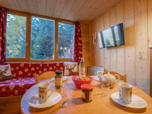 レ・メニュアールにあるApartment La Boédette-6 by Interhomeの木製テーブルとソファが備わる客室です。