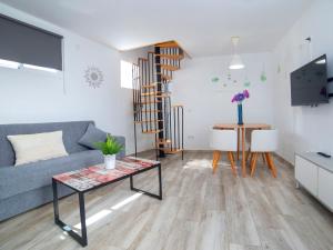 ein Wohnzimmer mit einem Sofa und einem Tisch in der Unterkunft Holiday Home Las Islas by Interhome in La Venteta