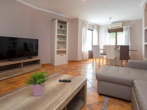 ein Wohnzimmer mit einem Sofa und einem Flachbild-TV in der Unterkunft Holiday Home Las Islas by Interhome in La Venteta