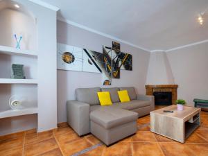 una sala de estar con un sofá y una mesa en Holiday Home Las Islas by Interhome, en La Venteta