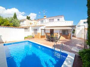 una villa con piscina frente a una casa en Holiday Home Las Islas by Interhome, en La Venteta