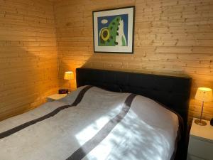 um quarto com uma cama numa parede de madeira em Chalet Wilsumer Berge by Interhome em Wilsum