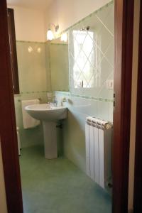 La salle de bains est pourvue d'un lavabo et d'un miroir. dans l'établissement LA CASA SUL PORTICCIOLO - STAZZO, à Acireale