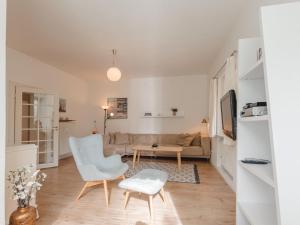 sala de estar con sofá y mesa en Apartment Schubert-5 by Interhome, en Bad Gastein