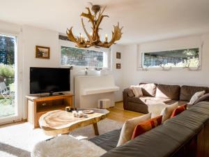un soggiorno con un divano e una TV di Chalet Mon Rêve by Interhome a Champex-Lac