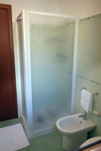 La salle de bains est pourvue d'une douche, de toilettes et d'un lavabo. dans l'établissement LA CASA SUL PORTICCIOLO - STAZZO, à Acireale