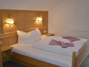 ein Schlafzimmer mit einem Bett mit zwei Handtüchern darauf in der Unterkunft Apartment Silvretta-2 by Interhome in Kappl