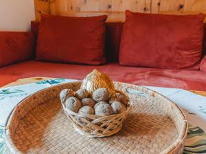 ein Korb mit Eiern auf einem Tisch mit einer Couch in der Unterkunft Apartment Schbert-Franz Top 12 by Interhome in Bad Hofgastein