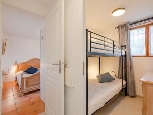 um quarto com um beliche e um beliche em Holiday Home Marysol by Interhome em Les Issambres