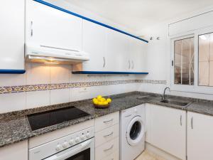 Kuchyň nebo kuchyňský kout v ubytování Apartment Apartamentos Miranda by Interhome