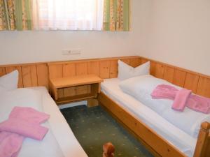 Posteľ alebo postele v izbe v ubytovaní Apartment Silvretta-1 by Interhome