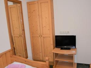 Televízia a/alebo spoločenská miestnosť v ubytovaní Apartment Silvretta-1 by Interhome
