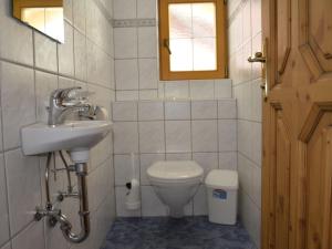 Kúpeľňa v ubytovaní Apartment Silvretta-1 by Interhome
