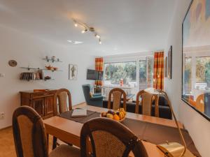 een eetkamer met een houten tafel en stoelen bij Apartment Murmeltier by Interhome in Bad Gastein