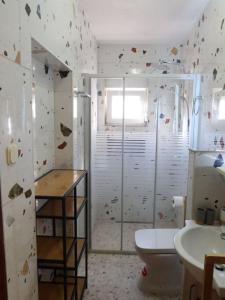 Un baño con ducha, inodoro y lavabo. en Apartment Zorić by Interhome, en Privlaka