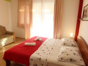 Un dormitorio con una cama con dos toallas encima. en Apartment Zorić by Interhome, en Privlaka