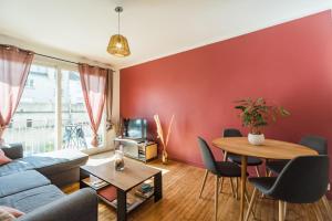 uma sala de estar com um sofá e uma mesa em T3 rénové avec balcon et parking - Saint-brieuc em Saint-Brieuc