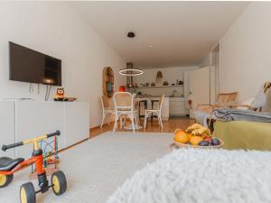 Televízia a/alebo spoločenská miestnosť v ubytovaní Apartment Alpennest by Interhome