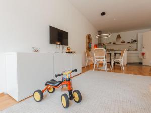 Televízia a/alebo spoločenská miestnosť v ubytovaní Apartment Alpennest by Interhome
