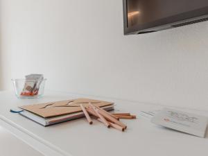 una pila de libros sobre una mesa en Apartment Alpennest by Interhome en Bad Gastein