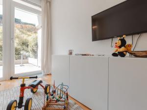 Televízia a/alebo spoločenská miestnosť v ubytovaní Apartment Alpennest by Interhome