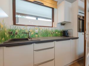 kuchnia ze zlewem i oknem w obiekcie Apartment Hasennest by Interhome w mieście Bad Hofgastein