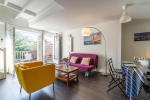 a living room with a couch and a table at Pita - Appt terrasse au plein coeur du Moulleau in Arcachon
