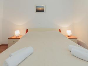 Tempat tidur dalam kamar di Apartment Irena-2 by Interhome