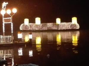 einen Blick auf einen Wasserkörper in der Nacht in der Unterkunft Apartment Luxury Sunrise by Interhome in Pörtschach am Wörthersee