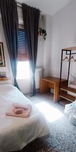 sypialnia z łóżkiem i oknem z niebieskimi zasłonami w obiekcie La Casa di Amelie w mieście Parma