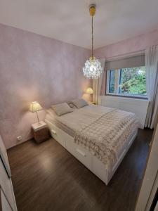 Postel nebo postele na pokoji v ubytování Villa Valo with PRIVATE SAUNA&FREE PARKING