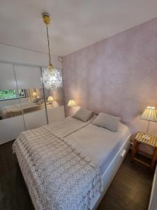 Postel nebo postele na pokoji v ubytování Villa Valo with PRIVATE SAUNA&FREE PARKING
