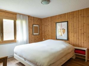 Ένα ή περισσότερα κρεβάτια σε δωμάτιο στο Apartment Hyacinthe 14 by Interhome