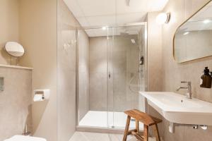 a bathroom with a shower and a sink at La Loge Gogaille - Gambetta - accès autonome in Limoges