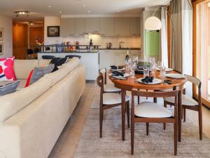 Kuhinja oz. manjša kuhinja v nastanitvi Apartment Les Cîmes 8 by Interhome + 25 fotografij