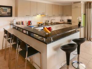 Kuchyň nebo kuchyňský kout v ubytování Apartment Les Cîmes 8 by Interhome