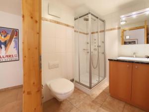 Koupelna v ubytování Apartment Les Cîmes 8 by Interhome