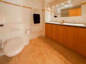 Koupelna v ubytování Apartment Les Cîmes 8 by Interhome