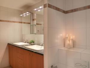 Koupelna v ubytování Apartment Les Cîmes 8 by Interhome